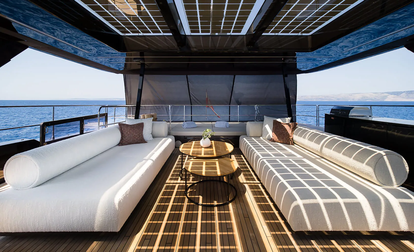 AMBER ONE Flybridge