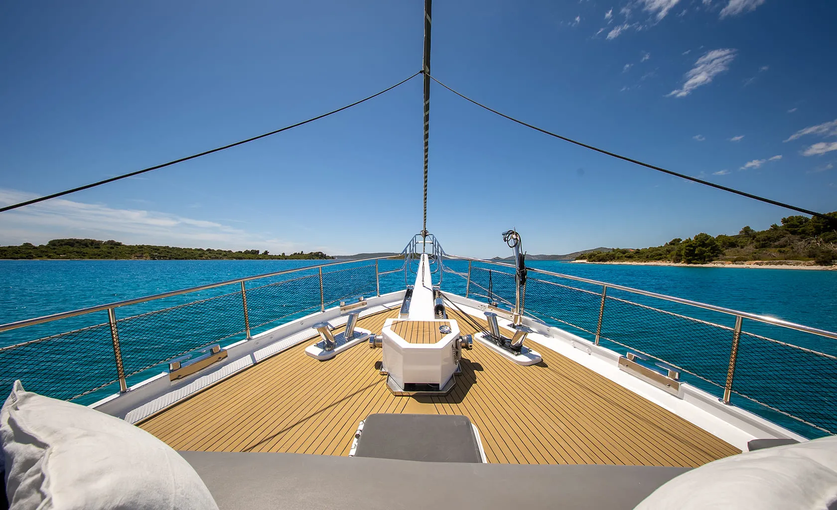 ANĐEO Bow deck