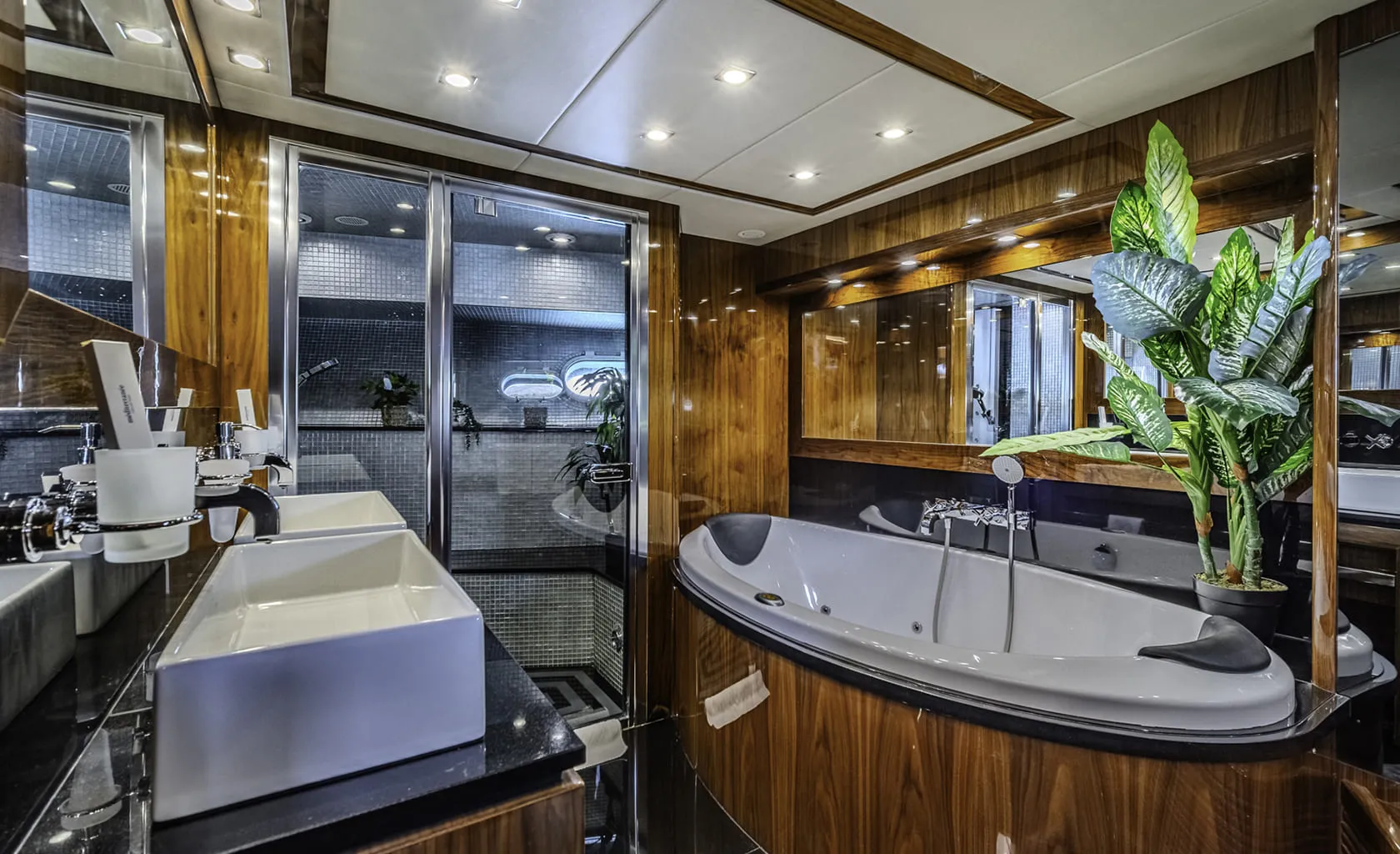 ARAGO Ensuite master stateroom