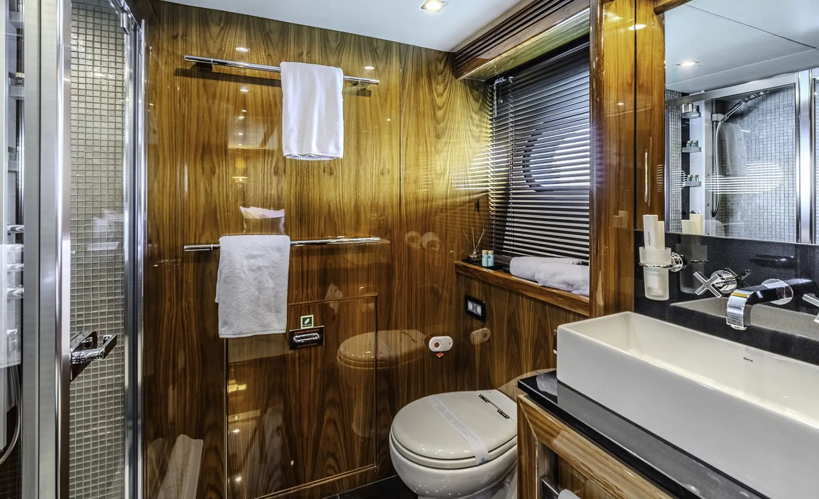 ARAGO Ensuite twin stateroom