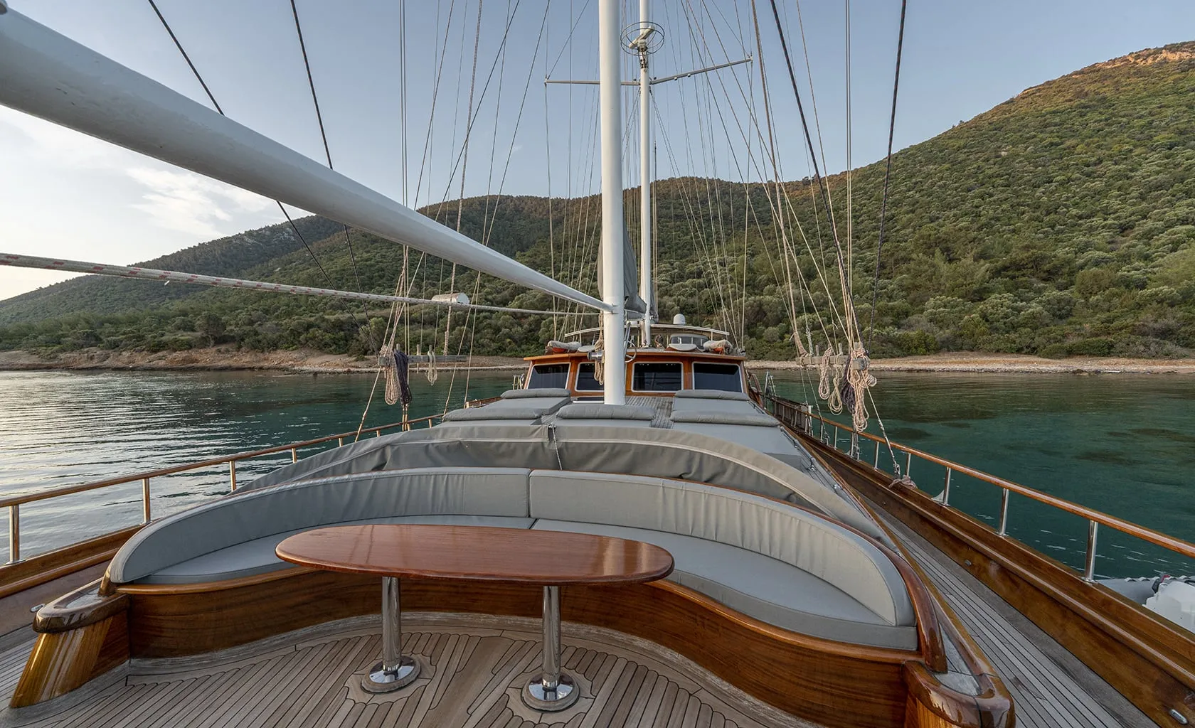 BEDIA SULTAN Bow deck