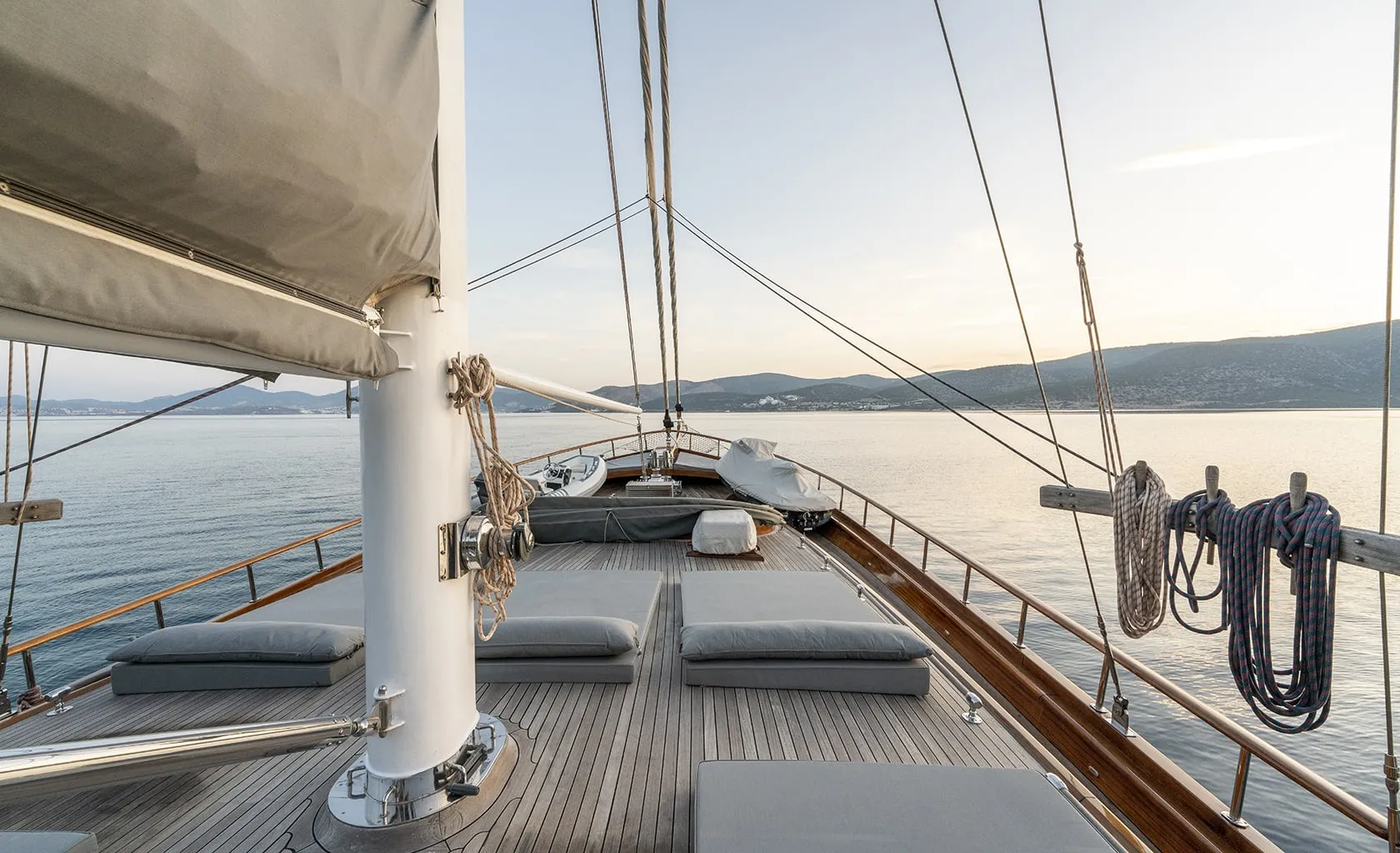 BEDIA SULTAN Bow deck