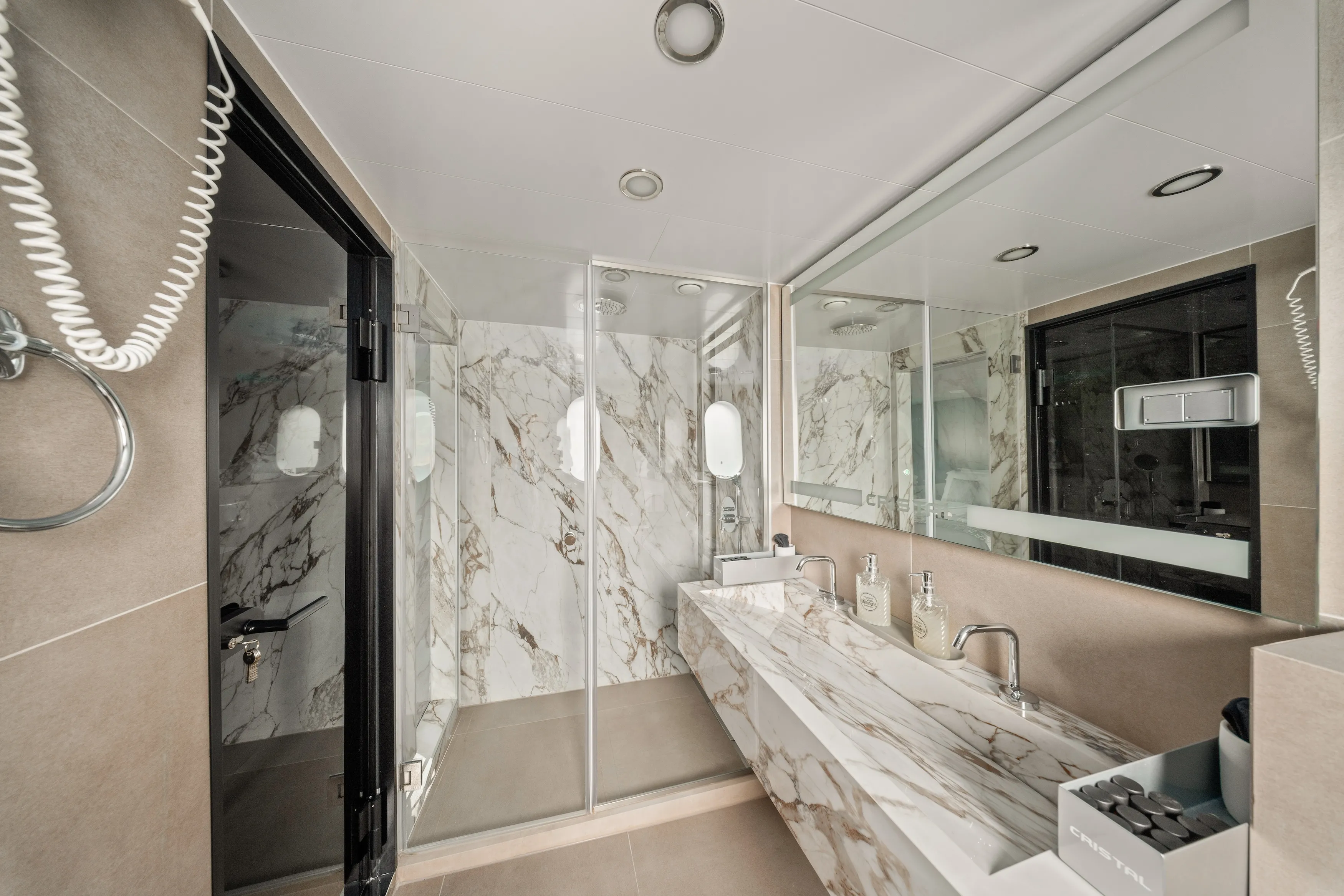 cristal-master bathroom
