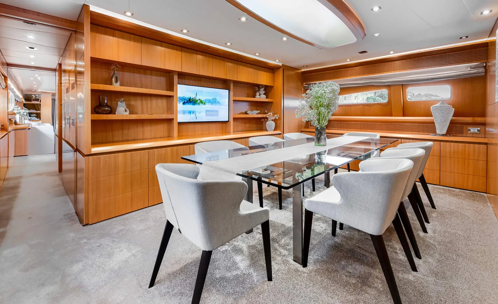 CYNTHIA Dining area in salon