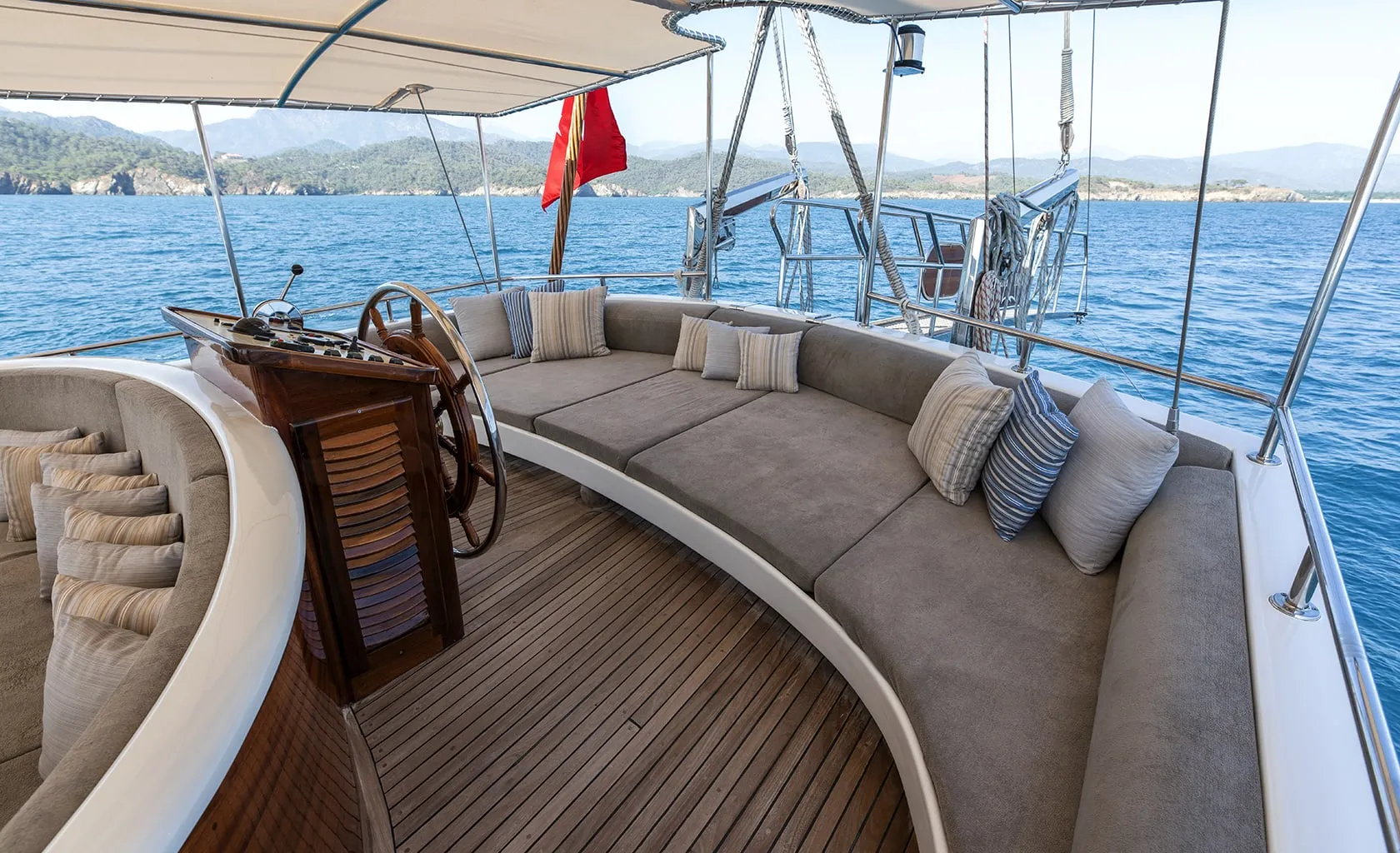 DURAMAZ Aft deck