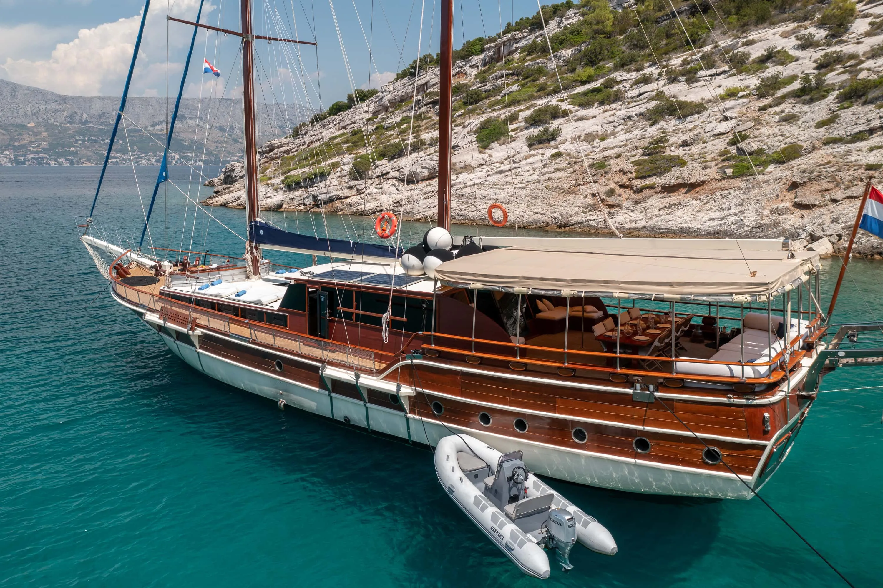 Eleganza-aft-deck
