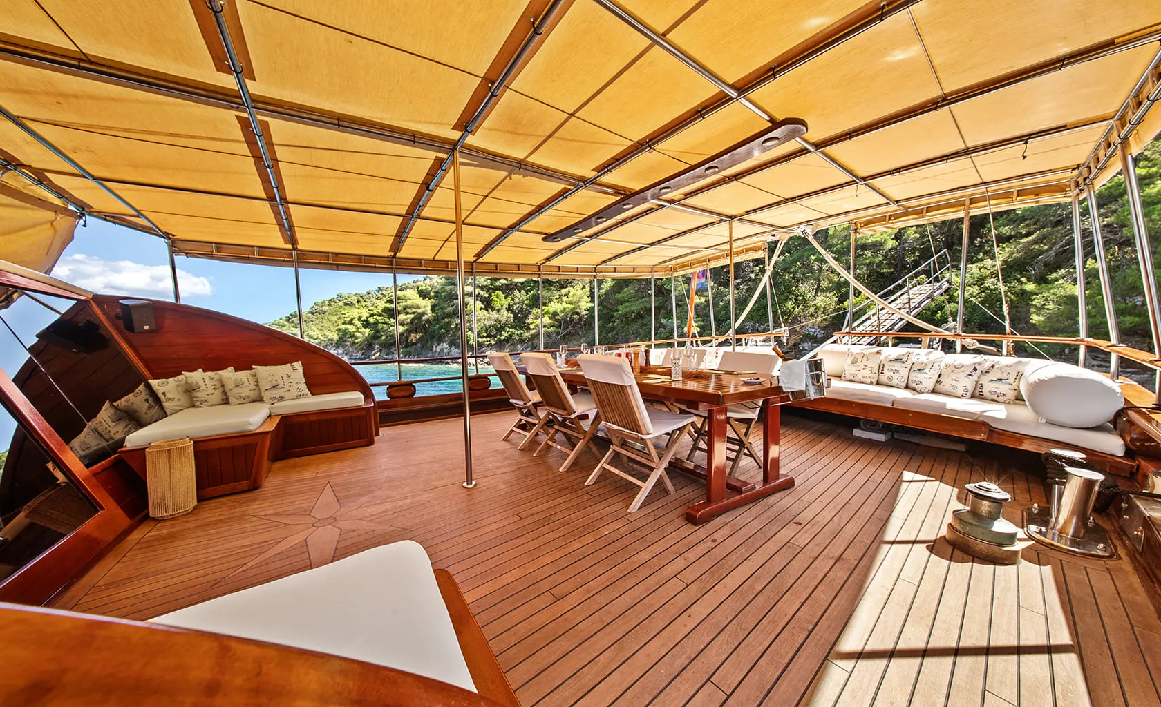 ELEGANZA Aft deck