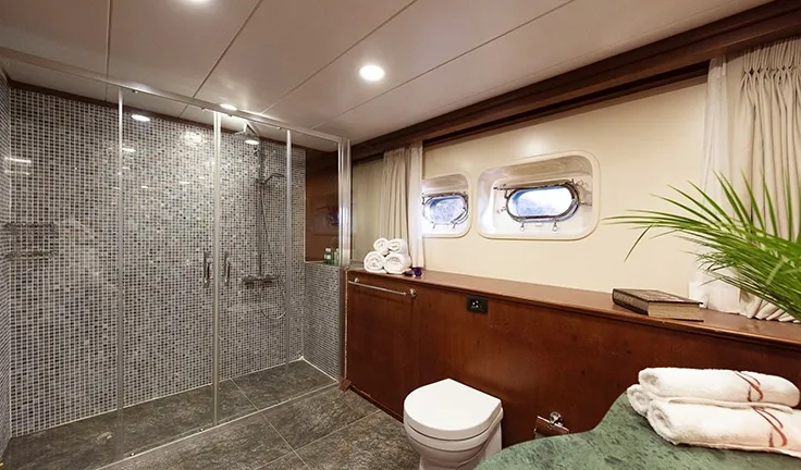 ADAMARIS Bathroom