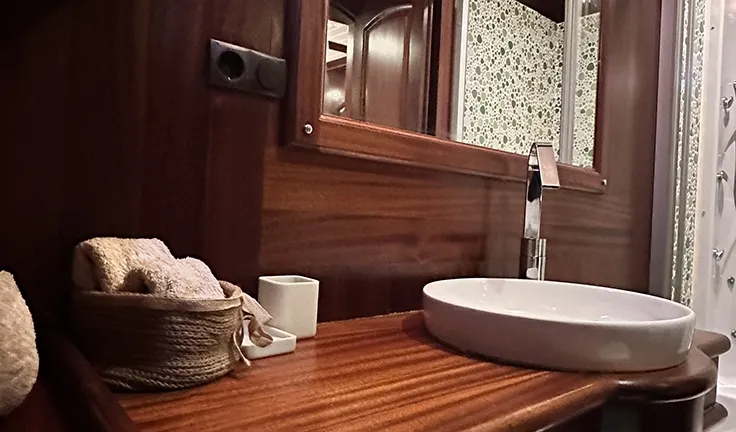 ARIF KAPTAN A Bathroom