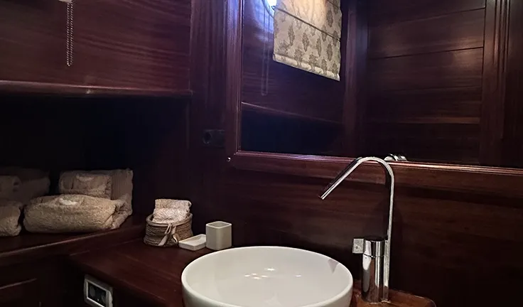 ARIF KAPTAN A Bathroom