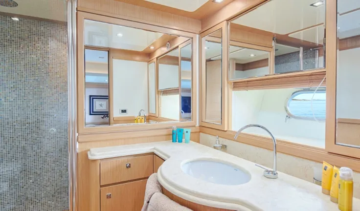 FRIENDS BOAT Master cabin bathroom