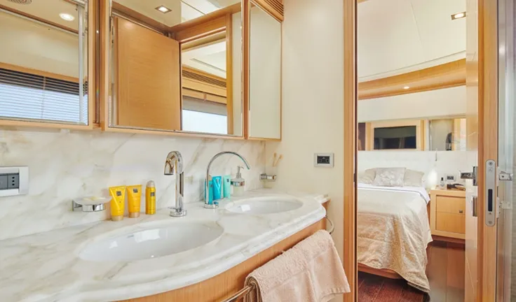 FRIENDS BOAT Master cabin bathroom