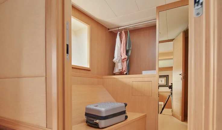 FRIENDS BOAT Master cabin wardrobe