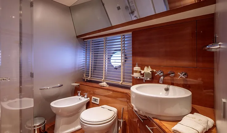 GEORGE V Bathroom