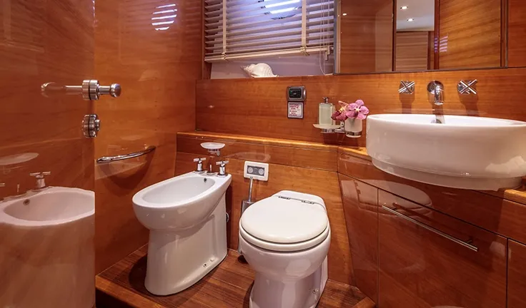 GEORGE V Bathroom