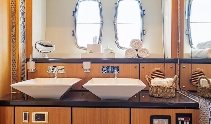 JOLIDOR Master bathroom