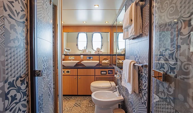 JOLIDOR Master bathroom