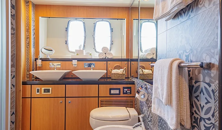 JOLIDOR Master bathroom