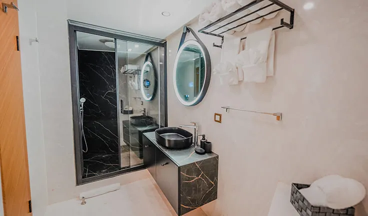 KING OF THE SEA Bathroom