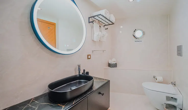 KING OF THE SEA Bathroom
