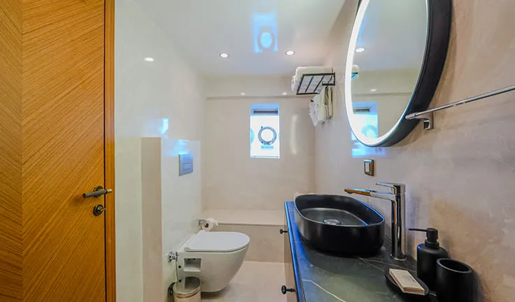 KING OF THE SEA Bathroom