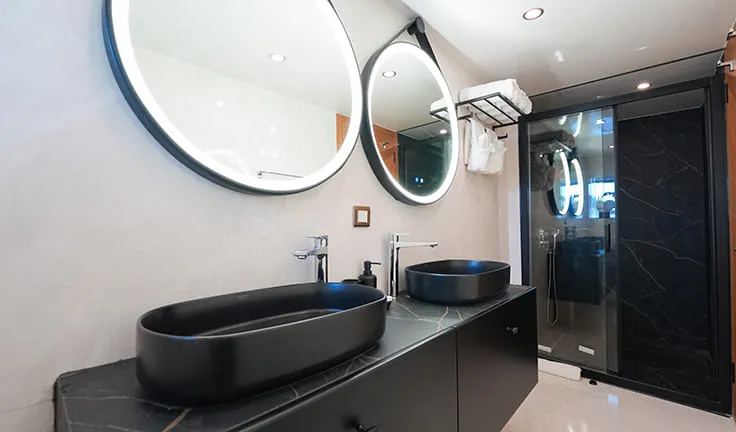 KING OF THE SEA Bathroom