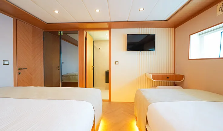 KING OF THE SEA Twin cabin