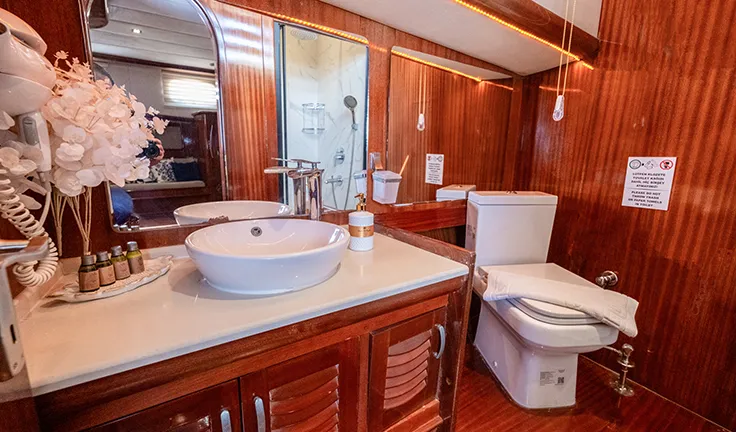 LUCE DEL MARE Master cabin bathroom