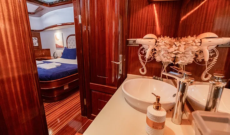 LUCE DEL MARE Master cabin bathroom