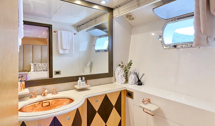 MOBIUS Twin cabin ensuite