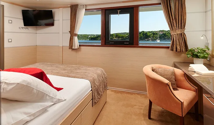 QUEEN ELEGANZA Double cabin
