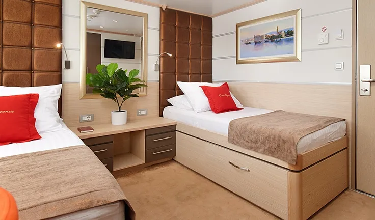 QUEEN ELEGANZA Twin cabin
