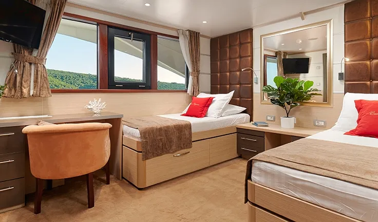 QUEEN ELEGANZA Twin cabin