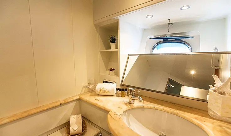 WHITE FANG Bathroom