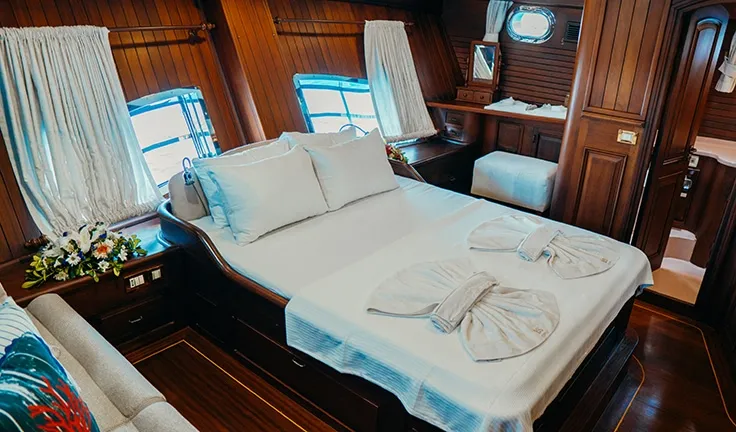 WICKED FELINA Master cabin
