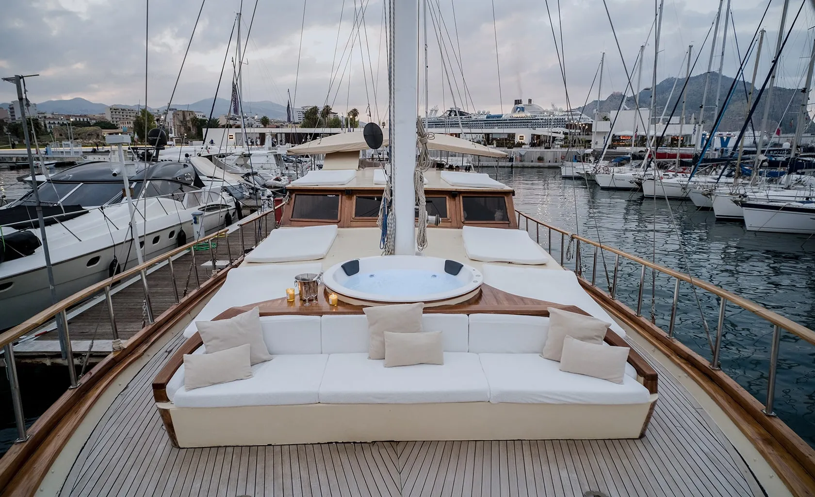 HANDE CAPO GALERA Bow deck