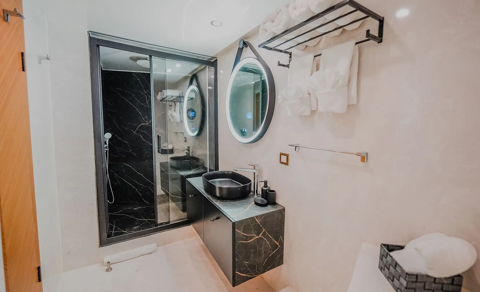 KING OF THE SEA Bathroom