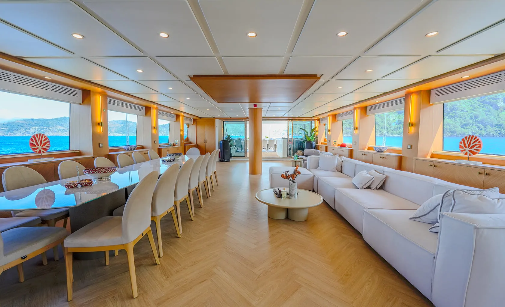 KING OF THE SEA Saloon