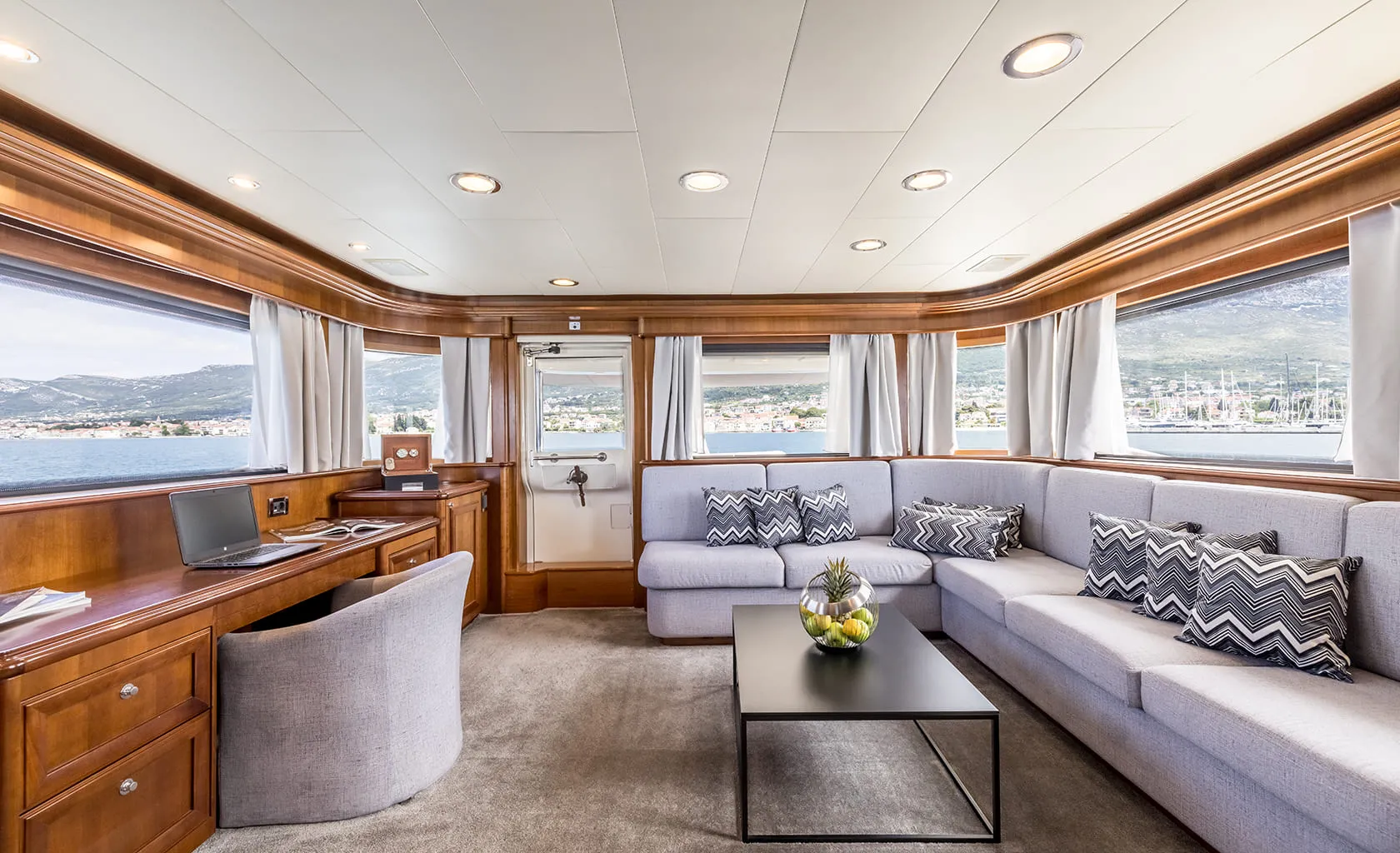 KLOBUK Upper deck salon