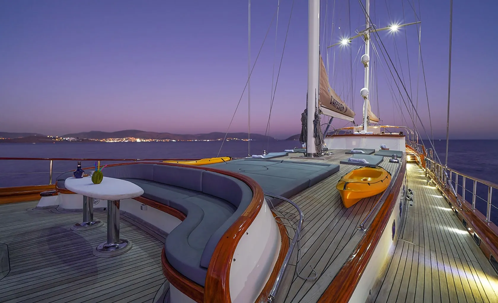LA BELLA VITA Bow deck