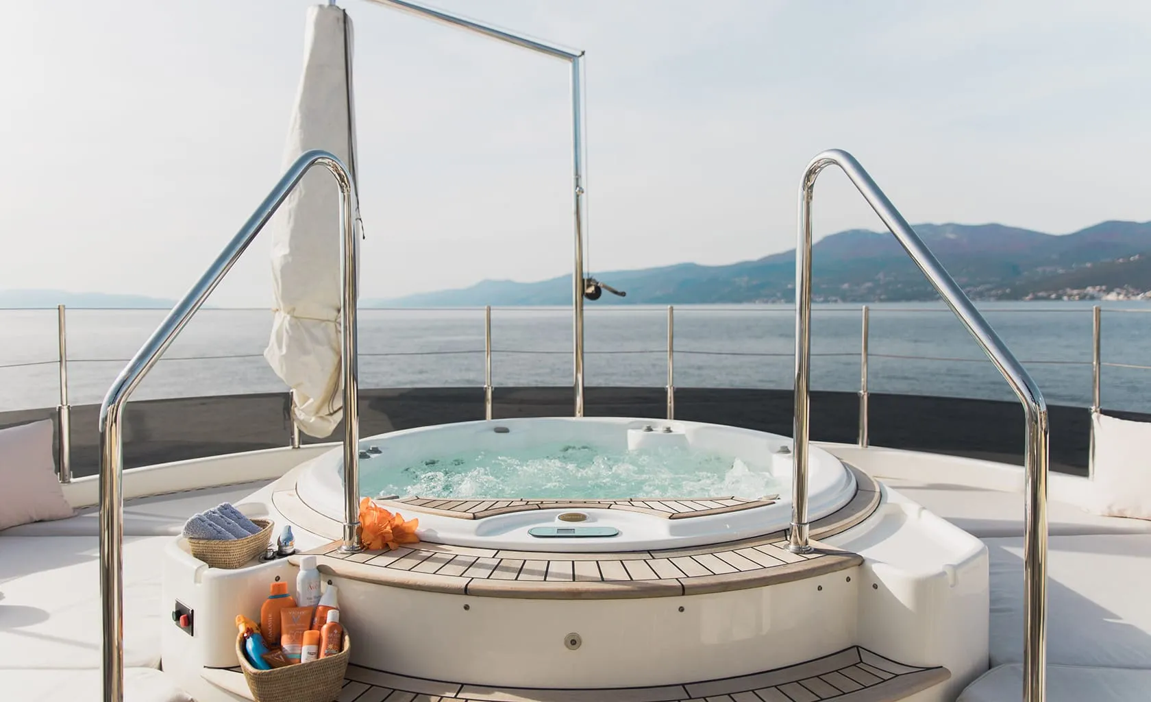 LADY TRUDY Sundeck jacuzzi