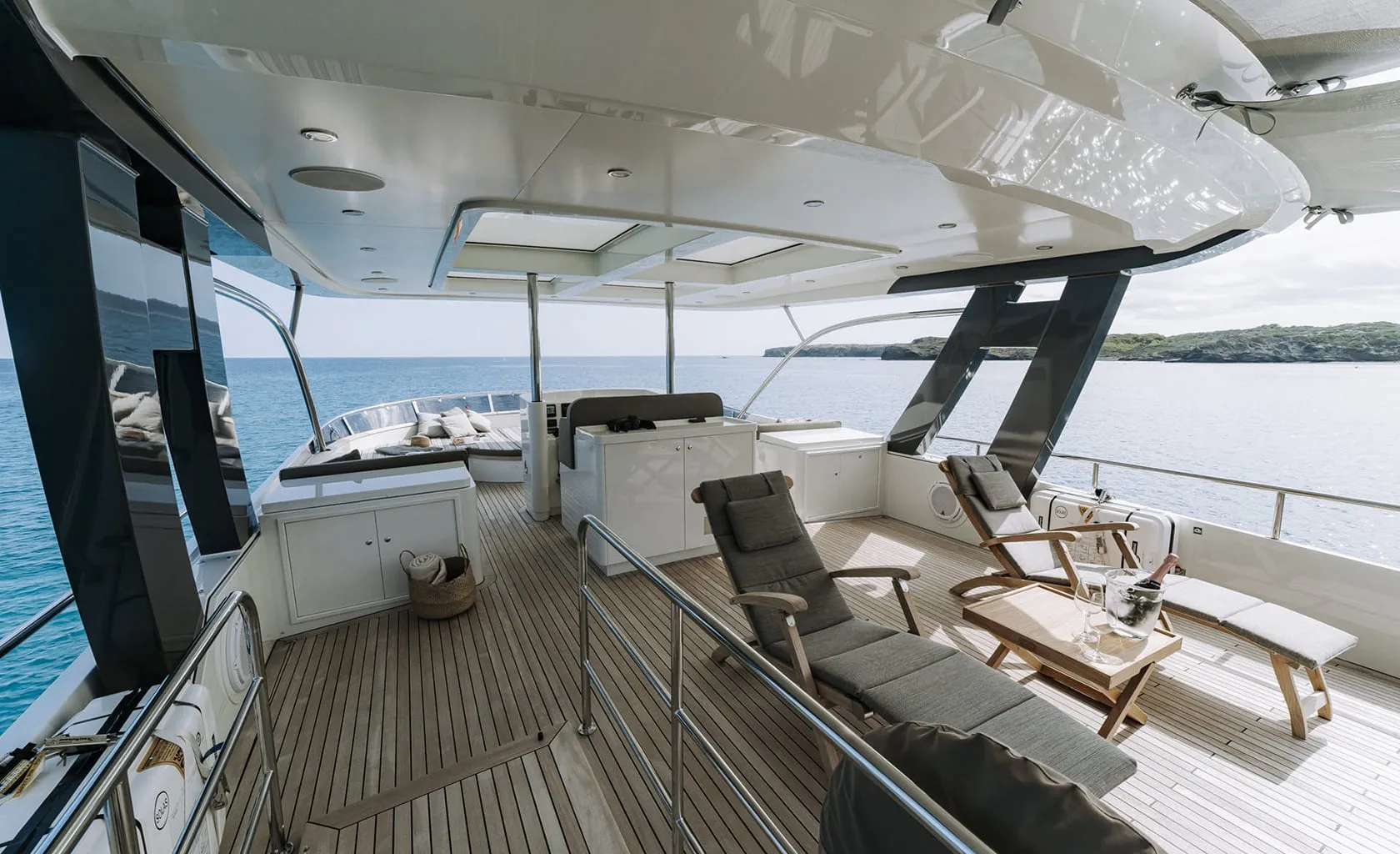 LAS NINAS Flybridge