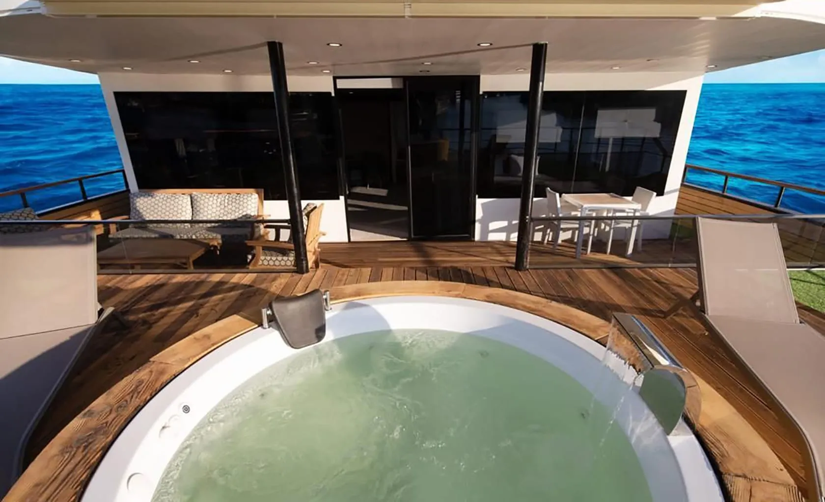 LIMITLESS Jacuzzi