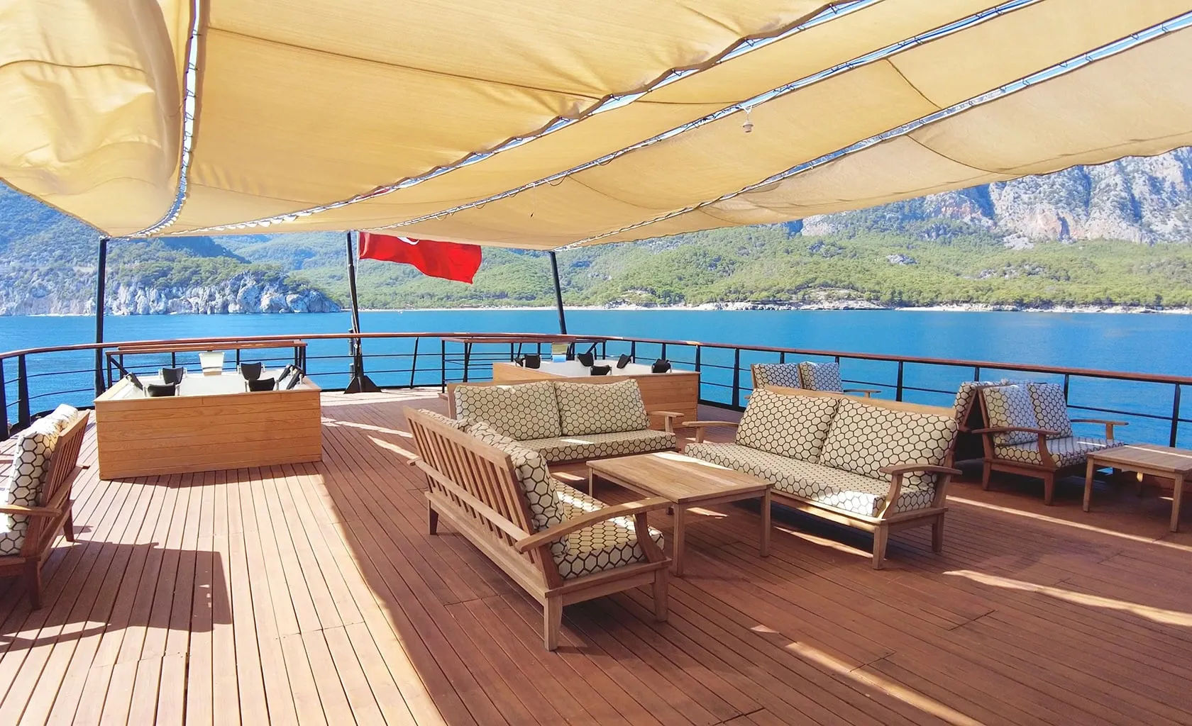 LIMITLESS Lounge area