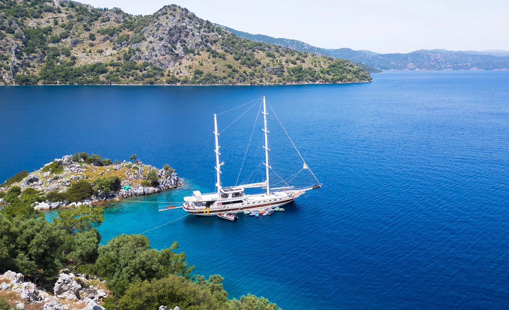 LUCE DEL MARE Anchored