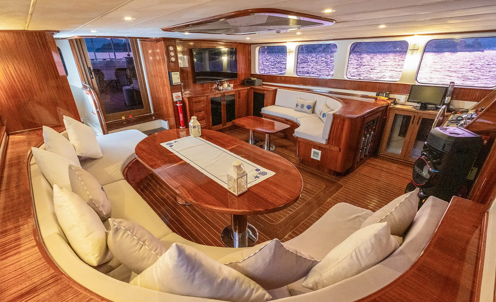 LUCE DEL MARE Saloon
