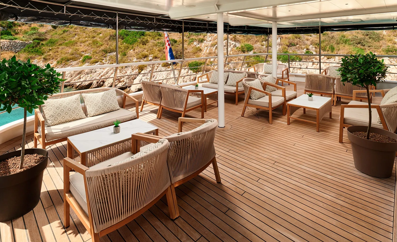 LUPUS MARE Lounge area
