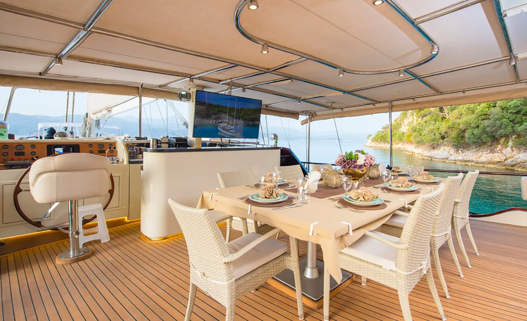 MEIN SCHATZ Aft deck
