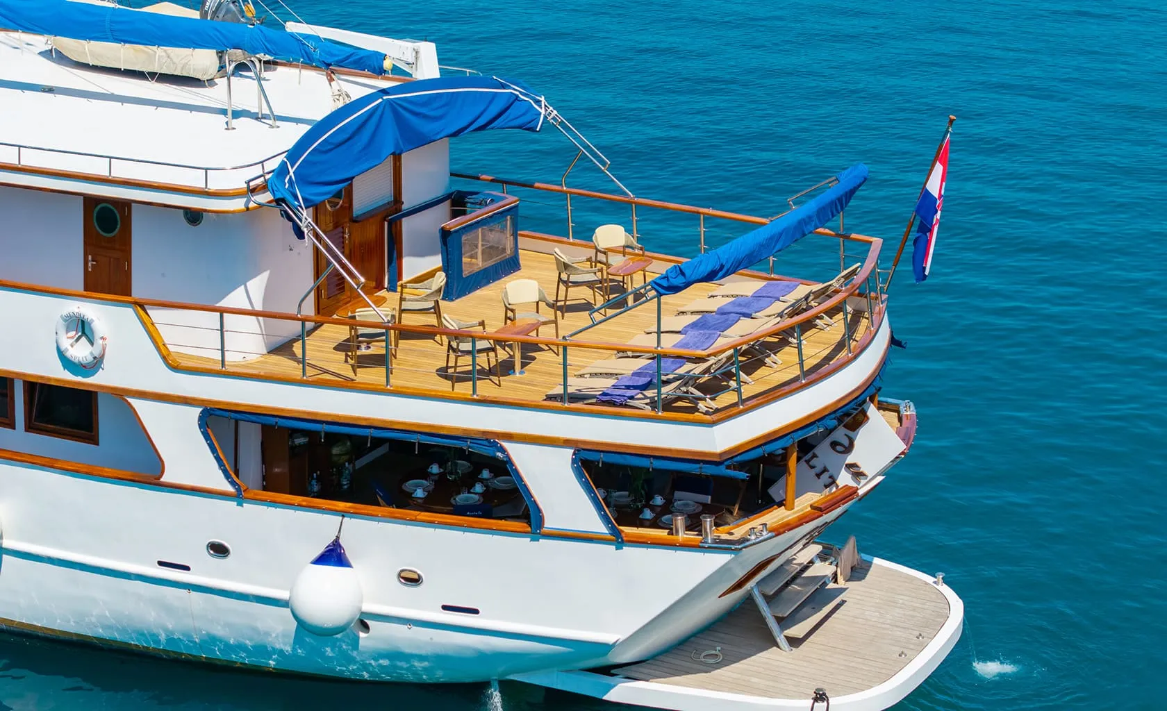 MENDULA Aft deck