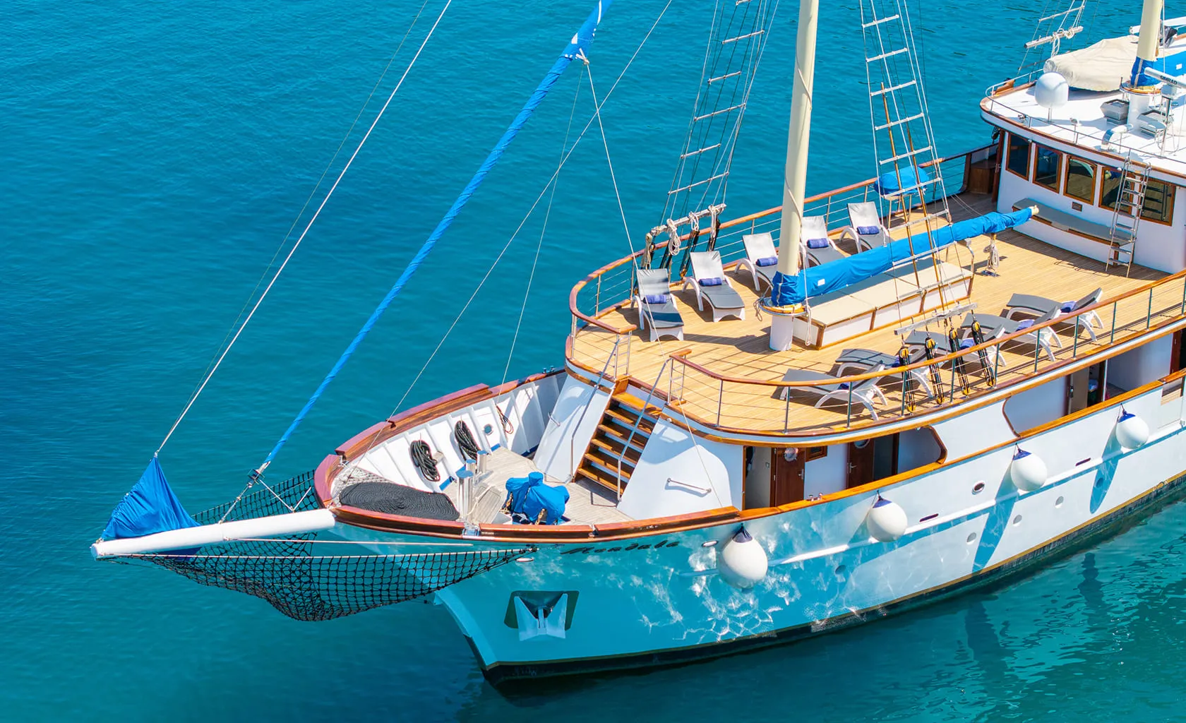 MENDULA Bow deck